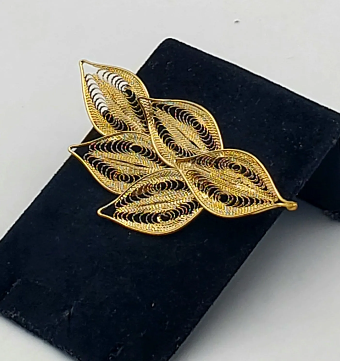 Vintage Gold Tone Filigree Leaves Brooch